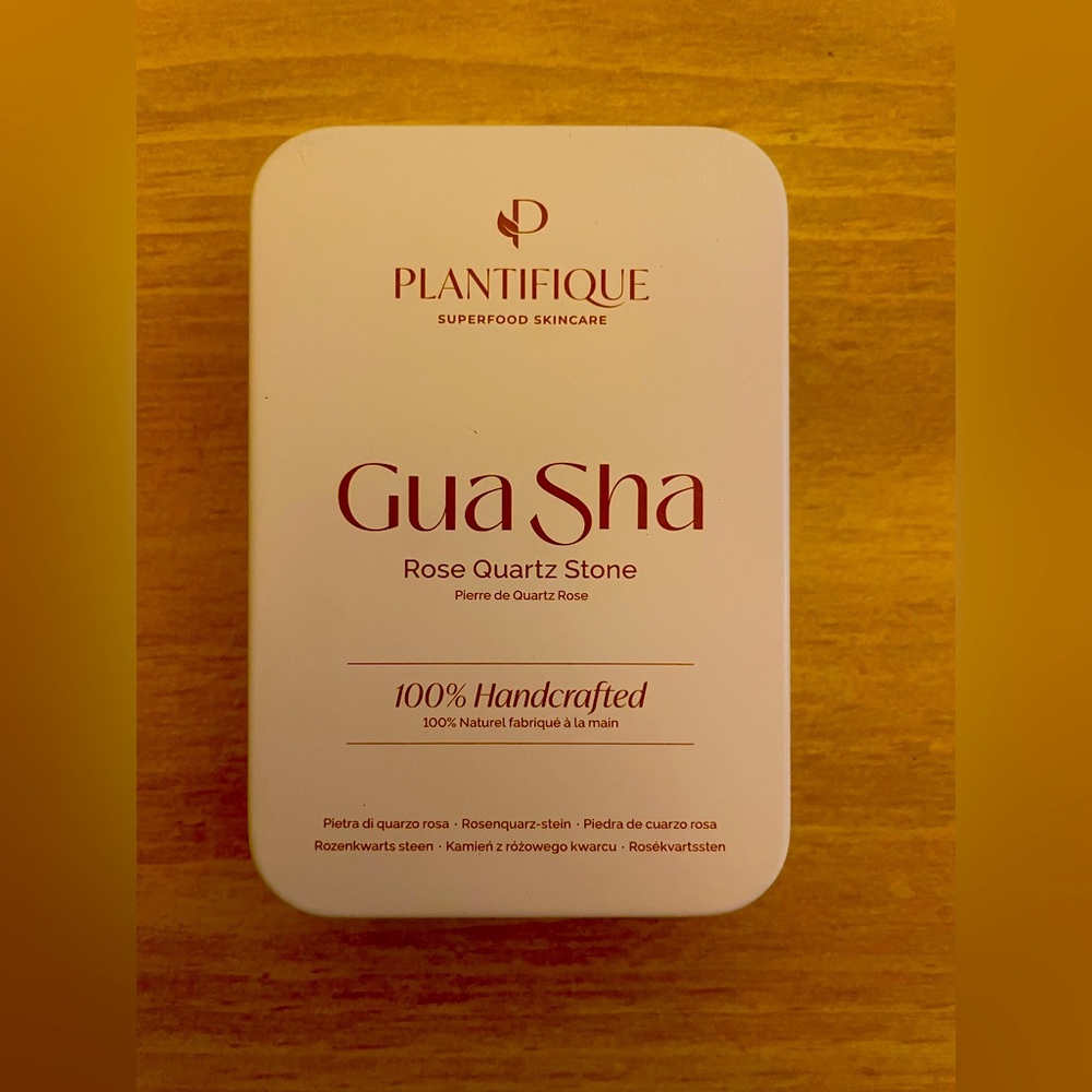 PLANTIFIQUE Rose Quartz Gua Sha Tool C Anti-Aging Face Massager & Jawline Shaper